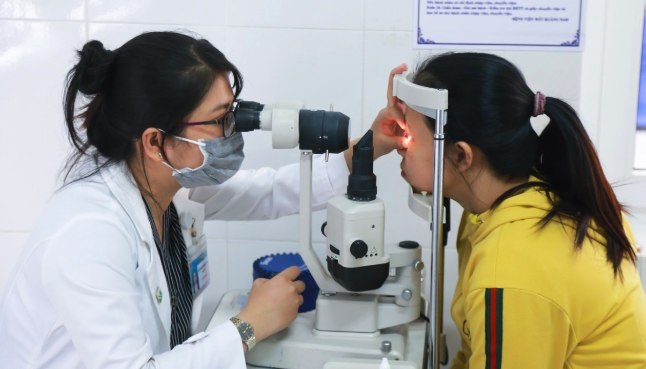 Khám và điều trị bệnh về mắt ở Bệnh viện Mắt Quảng Nam. Ảnh: M.T