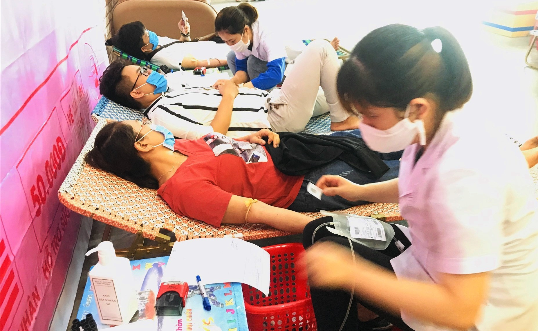 CLB Tâm Dược vận động tình nguyện viên hiến máu vào sáng 13.6. Ảnh: C.N