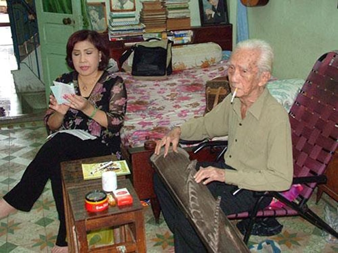 Khi Hãng phim Trẻ thực hiện bộ phim tư liệu về NSND Lệ Thủy, bà đã ca lại bài tân cổ giao duyên Cô hàng chè tươi do NSND Viễn Châu đàn tranh. Nguồn: Internet
