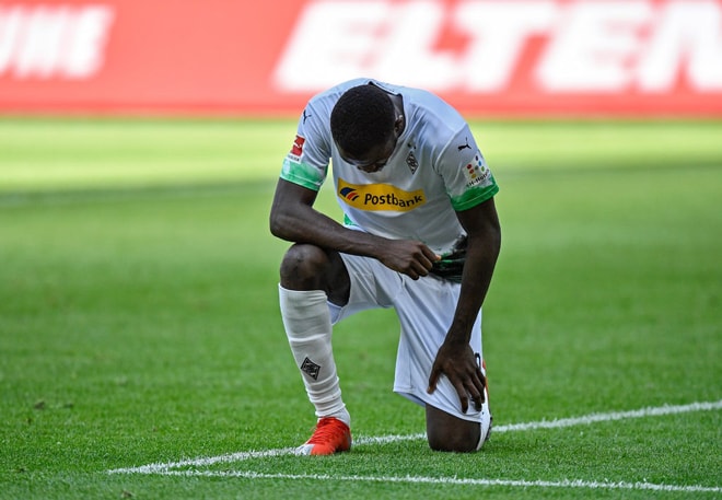 Marcus Thuram quỳ gối sau khi ghi bàn để ủng hộ phong trào chống phân biệt màu da trên toàn thế giới.