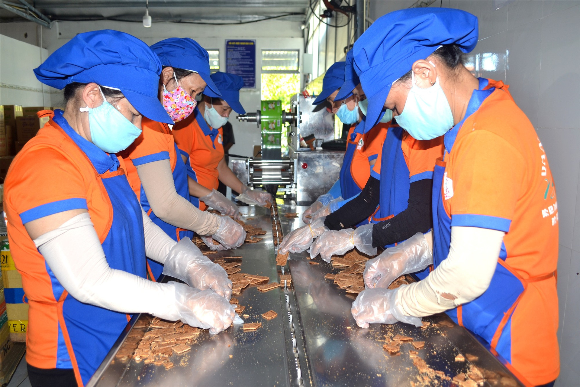 Nhờ khẳng định thương hiệu, sản phẩm của Cơ sở sản xuất bánh dừa nướng Bảo Linh được người tiêu dùng ưa chuộng. Ảnh: VIỆT NGUYỄN