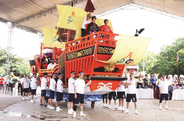 Du khách Nhật tái hiện Châu Ấn thuyền trong một Lễ hội giao lưu Việt - Nhật tại Hội An.Ảnh: TL Hội An