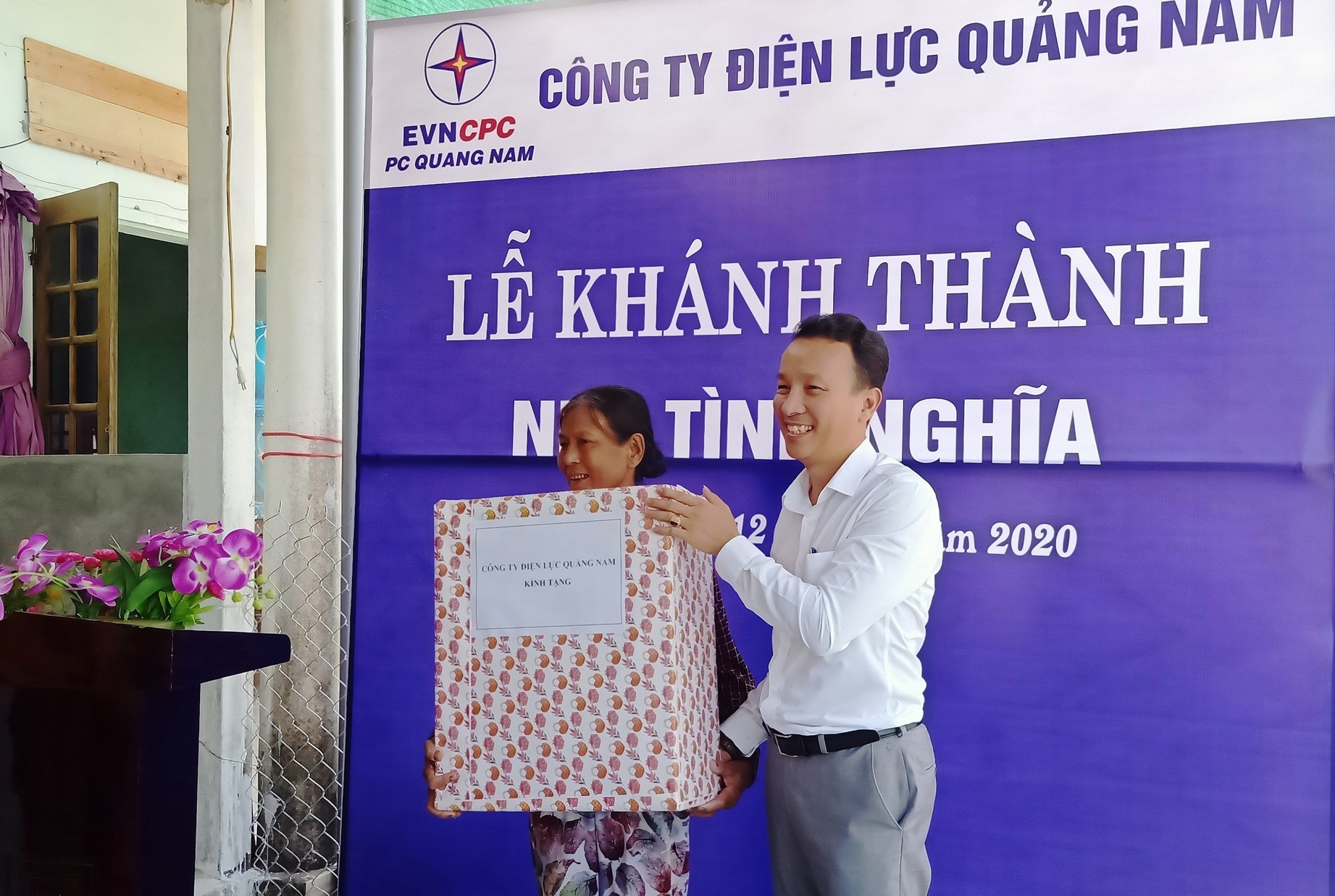 Ông Lưu Đức Lợi - Giám đốc Công ty Điện lực Quảng Nam trao tặng quà cho gia đình ông Nguyễn Thanh Long. Ảnh: HOÀNG LIÊN