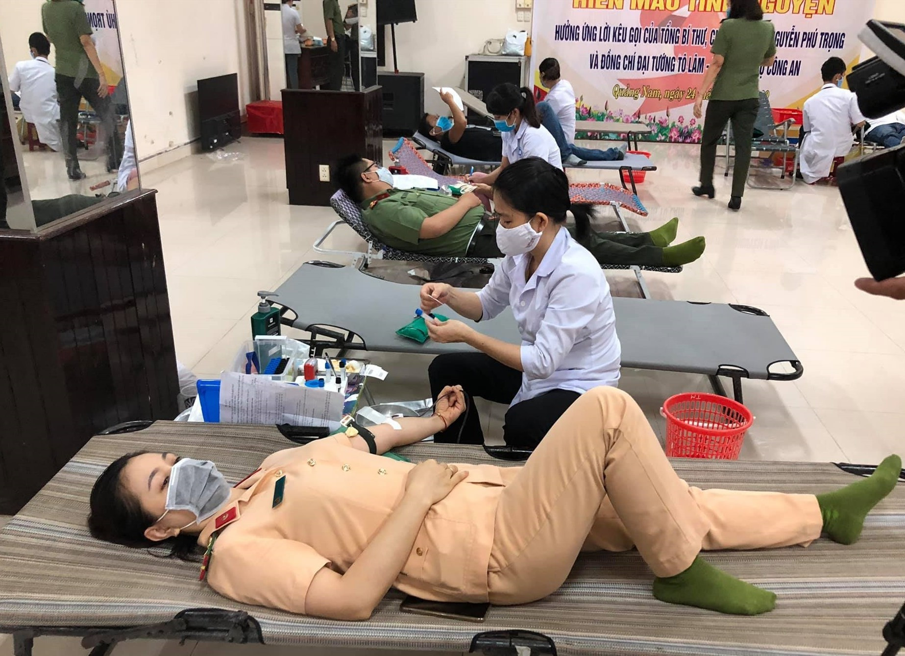 Cán bộ chiến sĩ công an Quảng Nam hiến máu tình nguyện trong đợt dịch Covid-19. Ảnh: A.N