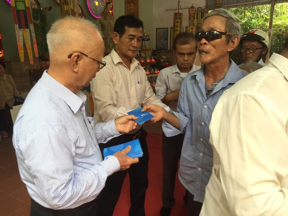 Đồng hương Quảng Nam tại TP.Hồ Chí Minh trao quà cho người khó khăn ở Duy Xuyên. Ảnh: HỒNG PHÚC.