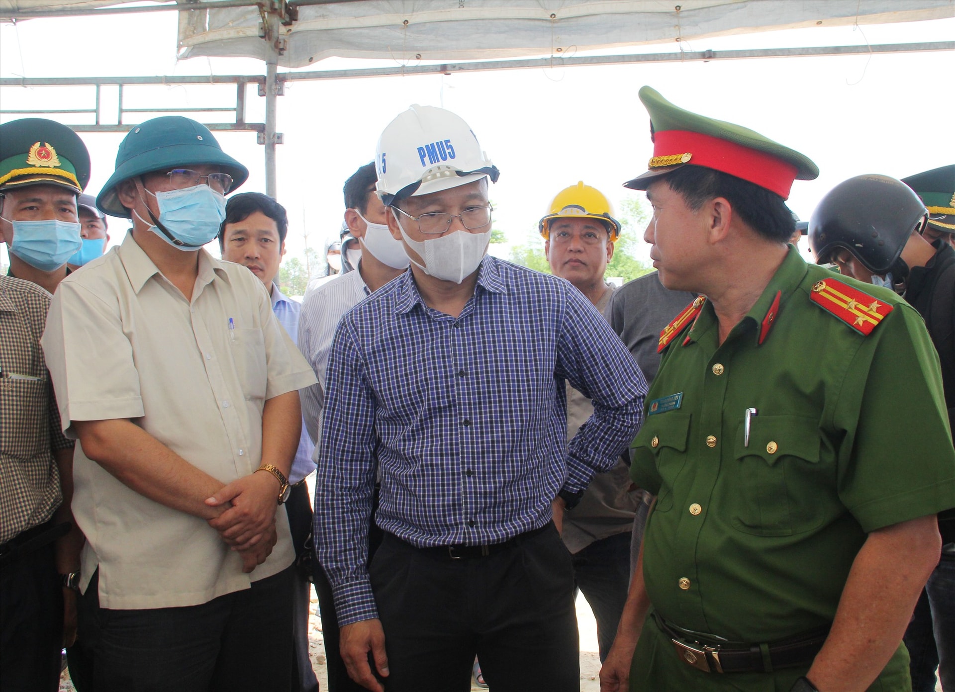 Thượng tá Trần Công Tiết - Trưởng phòng Cảnh sát PCCC&CHCN tại hiện trường chỉ huy tìm kiếm cứu nạn cứu hộ trong vụ chìm ghe làm 5 người mất tích ở Duy Nghĩa (Duy Xuyên) tháng 5 vừa qua. Ảnh: P.G