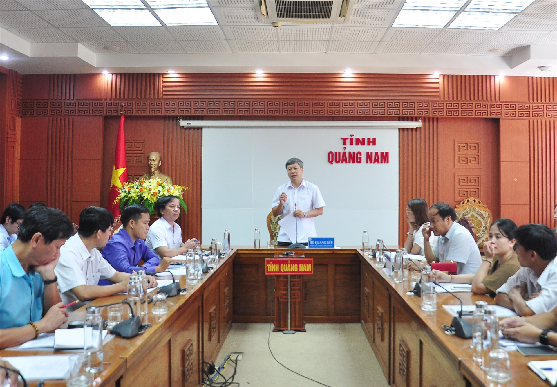 Phó Chủ tịch UBND tỉnh Hồ Quang Bửu chủ trì cuộc họp về nội dung khởi nghiệp của tỉnh. Ảnh: VINH ANH