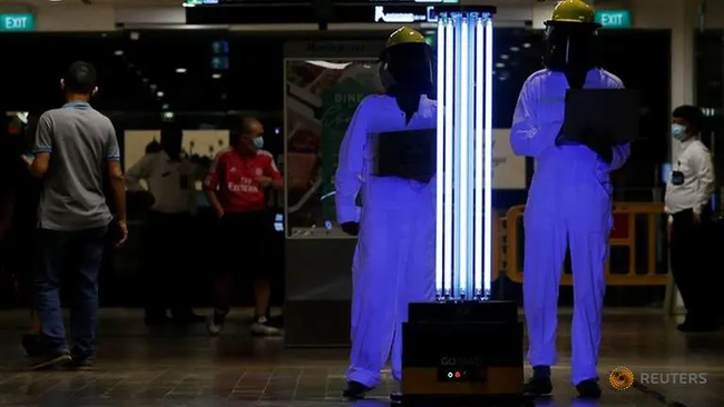 Sunburst UV Bot - Rô bốt dọn dẹp tự động khử trùng các bề mặt bằng tia cực tím tại trung tâm thương mại Northpoint City của Singapore. Ảnh: Reuters