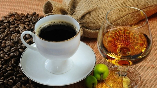 Rượu, đồ uống chứa caffein dễ khiến cơ thể mất nước.