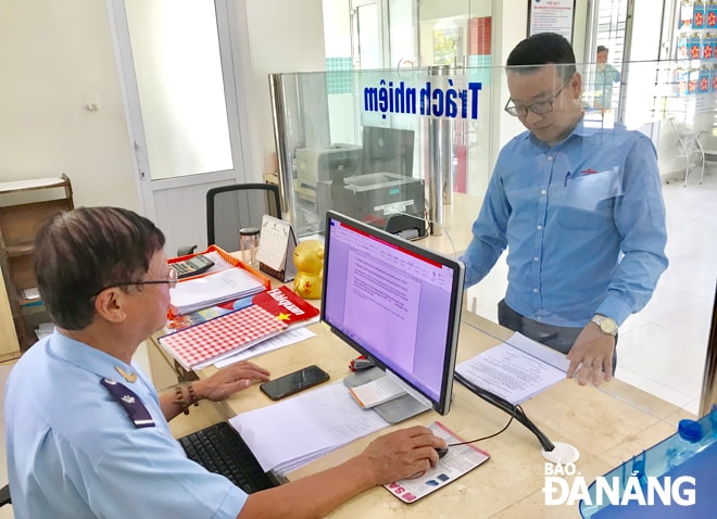 Hỗ trợ doanh nghiệp thông quan hàng hóa nhanh chóng là một giải pháp để thu ngân sách. Trong ảnh: Cán bộ Chi cục Hải quan KCN Hòa Khánh - Liên Chiểu giải đáp thủ tục hải quan cho doanh nghiệp. Ảnh: MAI QUẾ
