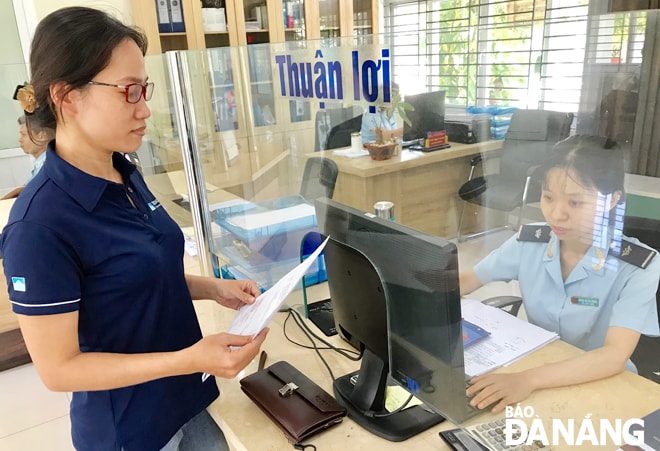 Ngành Hải quan giảm thời gian thông quan hàng hóa bằng cách đẩy mạnh ứng dụng công nghệ thông tin. TRONG ẢNH: Cán bộ Chi cục Hải quan KCN Hòa Khánh - Liên Chiểu giải đáp thủ tục hải quan cho doanh nghiệp. Ảnh: MAI QUẾ