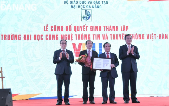 Đại diện lãnh đạo Bộ Giáo dục - Đào tạo và Bộ Thông tin - Truyền thông trao quyết định cho nhà trường.