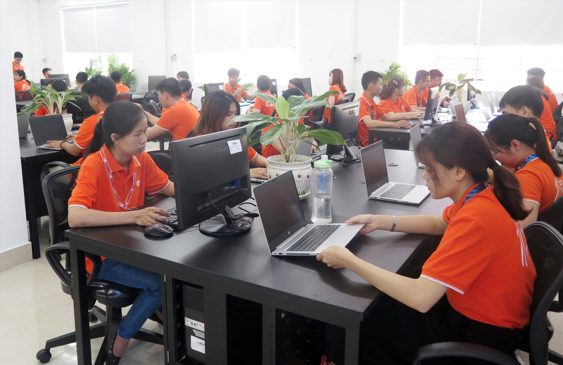 Đội ngũ nhân lực trẻ đang hoạt động tại FPT Software Quảng Nam. Ảnh: K.M