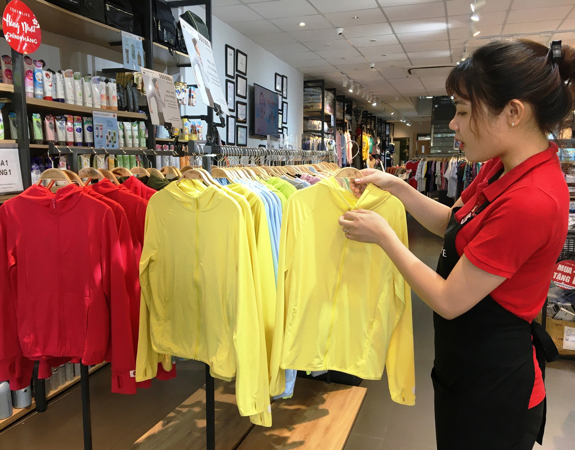 Nhiều mặt hàng áo chống nắng được bày bán tại cửa hàng Tokyo Life (đường Phan Châu Trinh, TP.Tam Kỳ). Ảnh: K.L