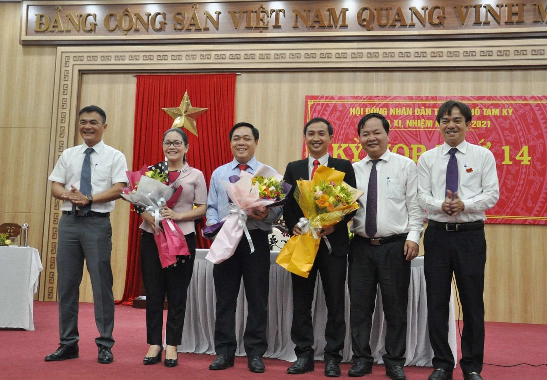 Lãnh đạo Thành ủy, HĐND thành phố chúc mừng ông Bùi Ngọc Ảnh (người đứng thứ ba từ bên trái) và ông Nguyễn Hồng Lai. Ảnh: X.P
