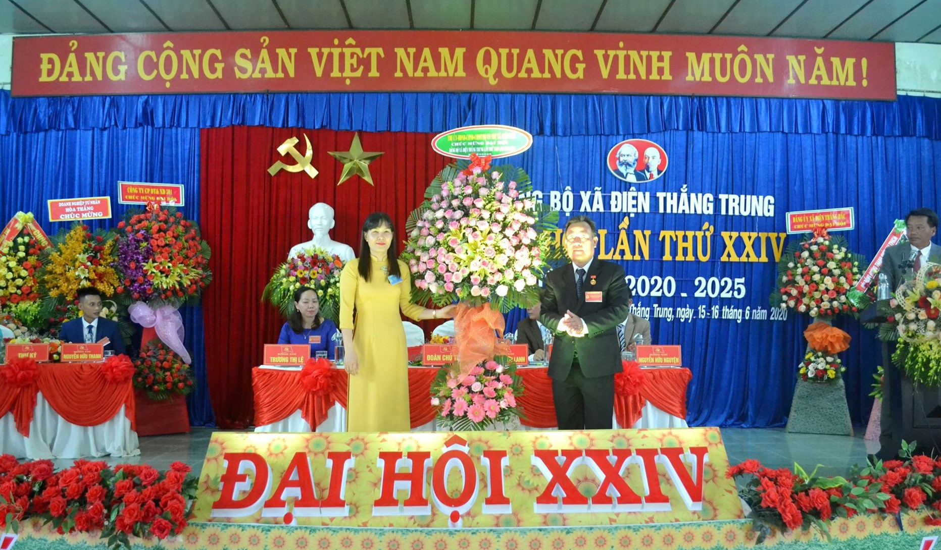 Phó Bí thư Thị ủy Điện Bàn - bà Lê Thị Minh Tâm trao tặng lẵng hoa chúc mừng đại hội. Ảnh: CÔNG TÚ