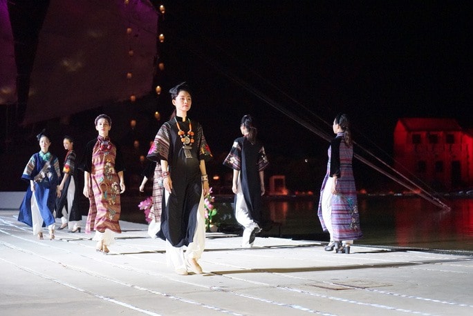 The Ao Dai has a lively and charming appearance on the journey of creativity, elevation and affirmation on the value of Vietnamese cultural identity. Photo: nld.com