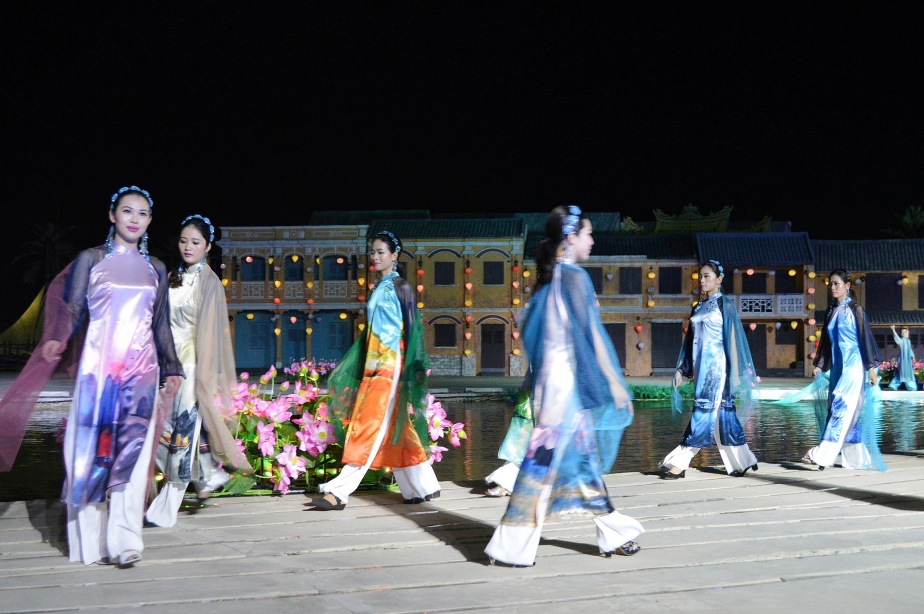 At the event, 17 ‘Ao Dai’ collections attached to 17 Vietnam’s tourist attractions including Thang Long Imperial Citadel, Ha Long Bay, Trang An Landscape Complex, My Son Sanctuary, Hoi An’s Japanese Bridge, Phong Nha- Ke Bang National Park and Cultural space of Gongs in Central Highlands featured the stories of Ao Dai (a traditional Vietnamese costume) from the past to present into future.