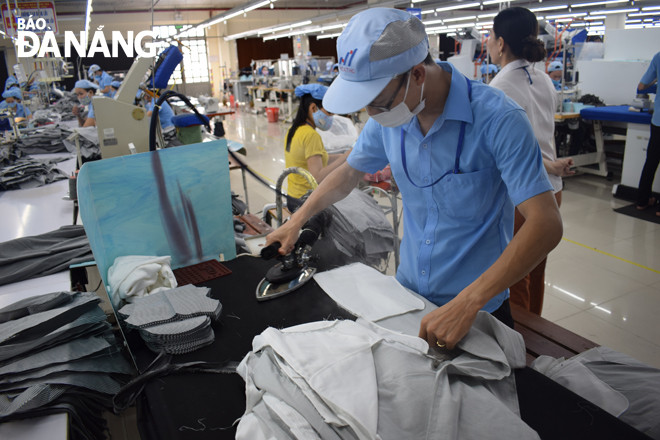Nhiều doanh nghiệp đã nhanh chóng tái khởi động hoạt động sản xuất, kinh doanh sau khi dịch bệnh được kiểm soát tốt. TRONG ẢNH:  Công nhân làm việc tại Tổng Công ty  CP Dệt may Hòa Thọ.Ảnh: KHÁNH HÒA