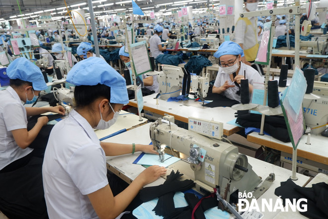 Nhiều chính sách hỗ trợ doanh nghiệp đang được thực thi để tạo điều kiện cho doanh nghiệp hồi phục sản xuất. TRONG ẢNH: Hoạt động sản xuất tại Công ty CP Dệt may 29-3. Ảnh: MAI QUẾ