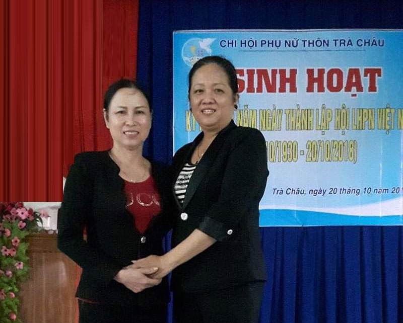 Chị Trần Thị Mai (trái) tại buổi sinh hoạt của Chi hội Phụ nữ thôn Trà Châu. Ảnh: H.L