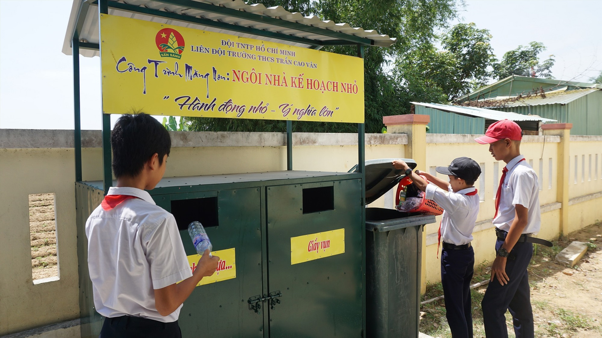 Học sinh Trường THCS Trần Cao Vân phân loại rác thải. Ảnh: N.TRANG
