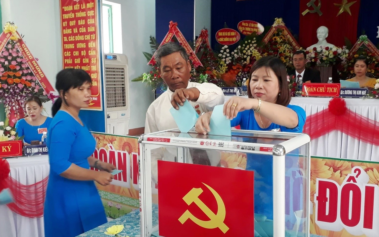 Đại biểu bỏ phiếu bầu Ban Chấp hành Đảng bộ xã Quế Xuân 2 khóa XV. ảnh DT