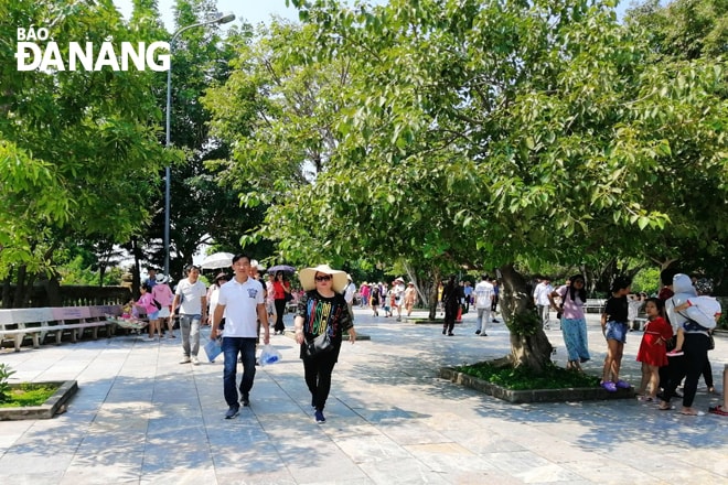 Nhiều chương trình kích cầu, ưu đãi của ngành du lịch góp phần thu hút, phục hồi các nguồn khách đến Đà Nẵng. Trong ảnh: Du khách tham quan chùa Linh Ứng, bán đảo Sơn Trà. Ảnh: THU HÀ