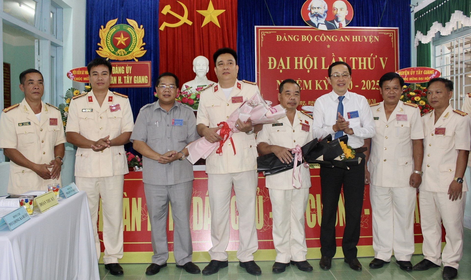 Lãnh đạo huyện Tây Giang tặng hoa chúc mừng Ban Chấp hành Đảng bộ Công an huyện khóa mới. Ảnh: ĐÌNH HIỆP