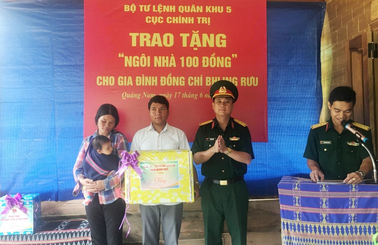 Cục chính trị Quân khu, Bộ CHQS tỉnh bàn giao nhà và trang tặng quà cho gia đình anh Bhling Rưu.