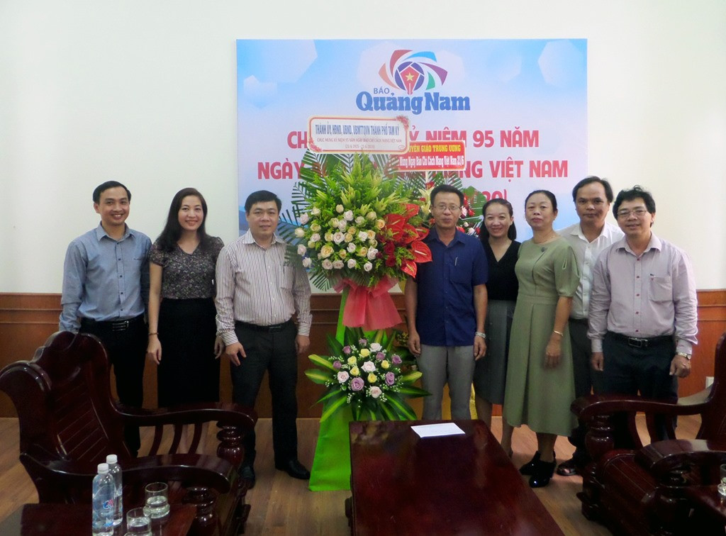 Lãnh đạo Tam Kỳ thăm, chúc mừng Báo Quảng Nam nhân ngày Báo chí cách mạng Việt Nam 21.6.