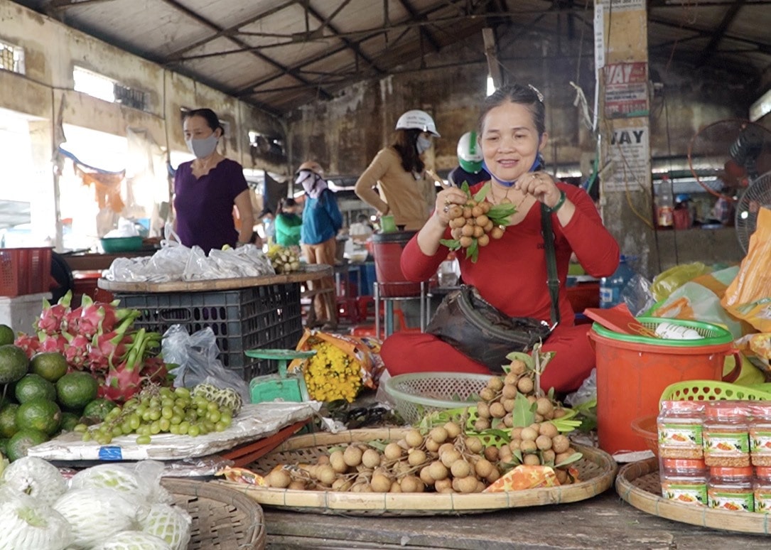 Thái độ mua bán của các tiểu thương chợ Chiên Đàn rất hòa nhã, vui lòng khách đến, vừa lòng khách đi. Ảnh: PHAN VINH