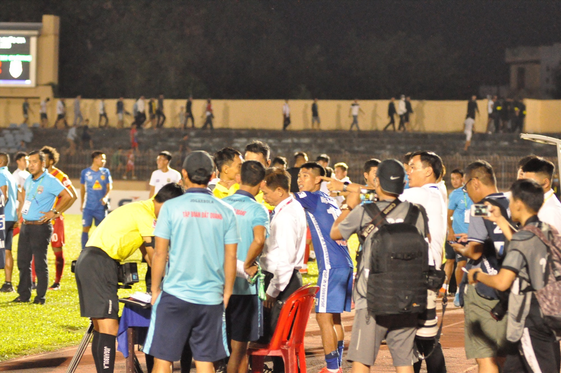 Ban huấn luyện Quảng Nam phản ứng trọng tài sau khi trận đấu kết thúc. Ảnh: T.V