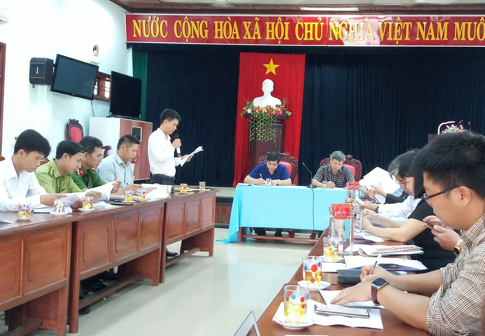Đại diện lãnh đạo UBND huyện Phước Sơn báo cáo với đoàn công tác của tỉnh. Ảnh: A.N
