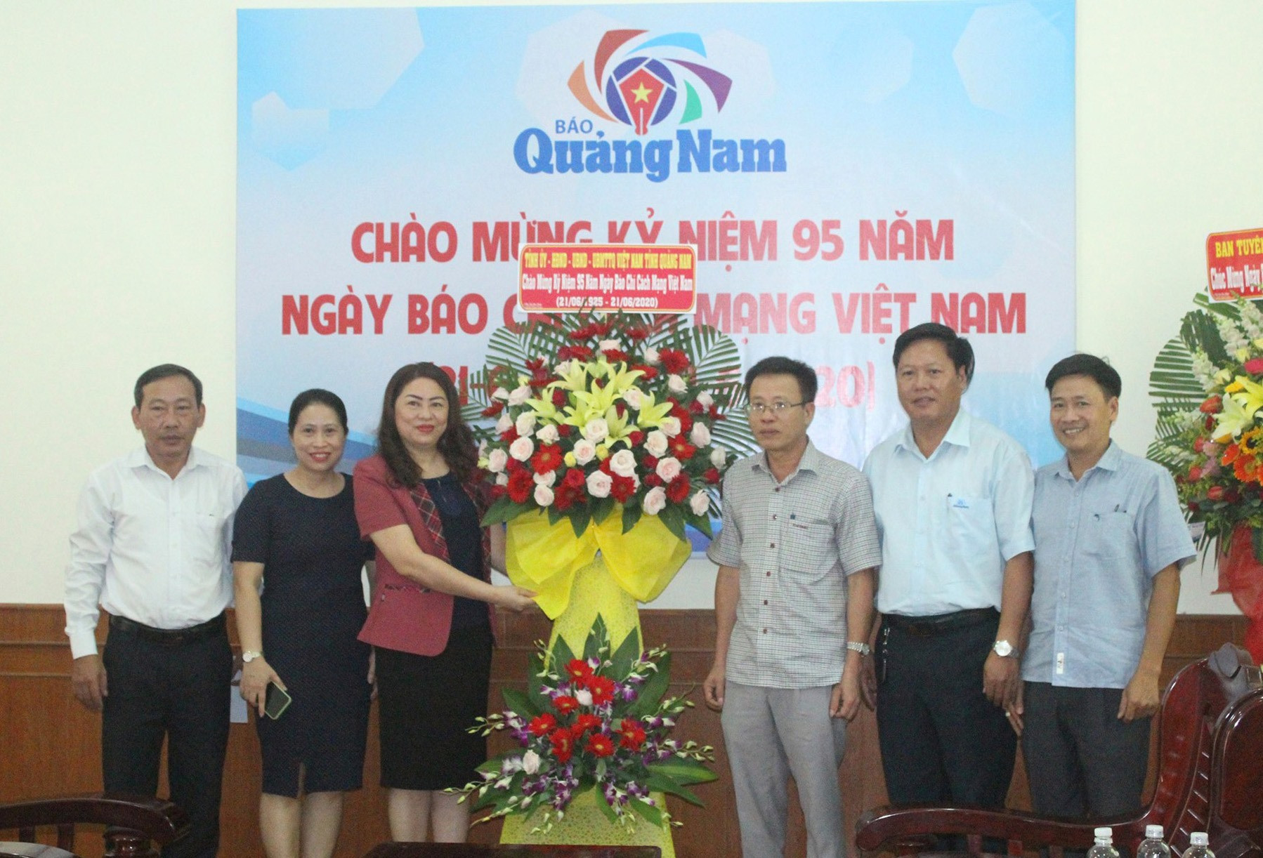 Trưởng ban Tuyên giáo Tỉnh ủy Nguyễn Thị Thu Lan tặng hoa chúc mừng Báo Quảng Nam nhân dịp 21.6. Ảnh: D.L