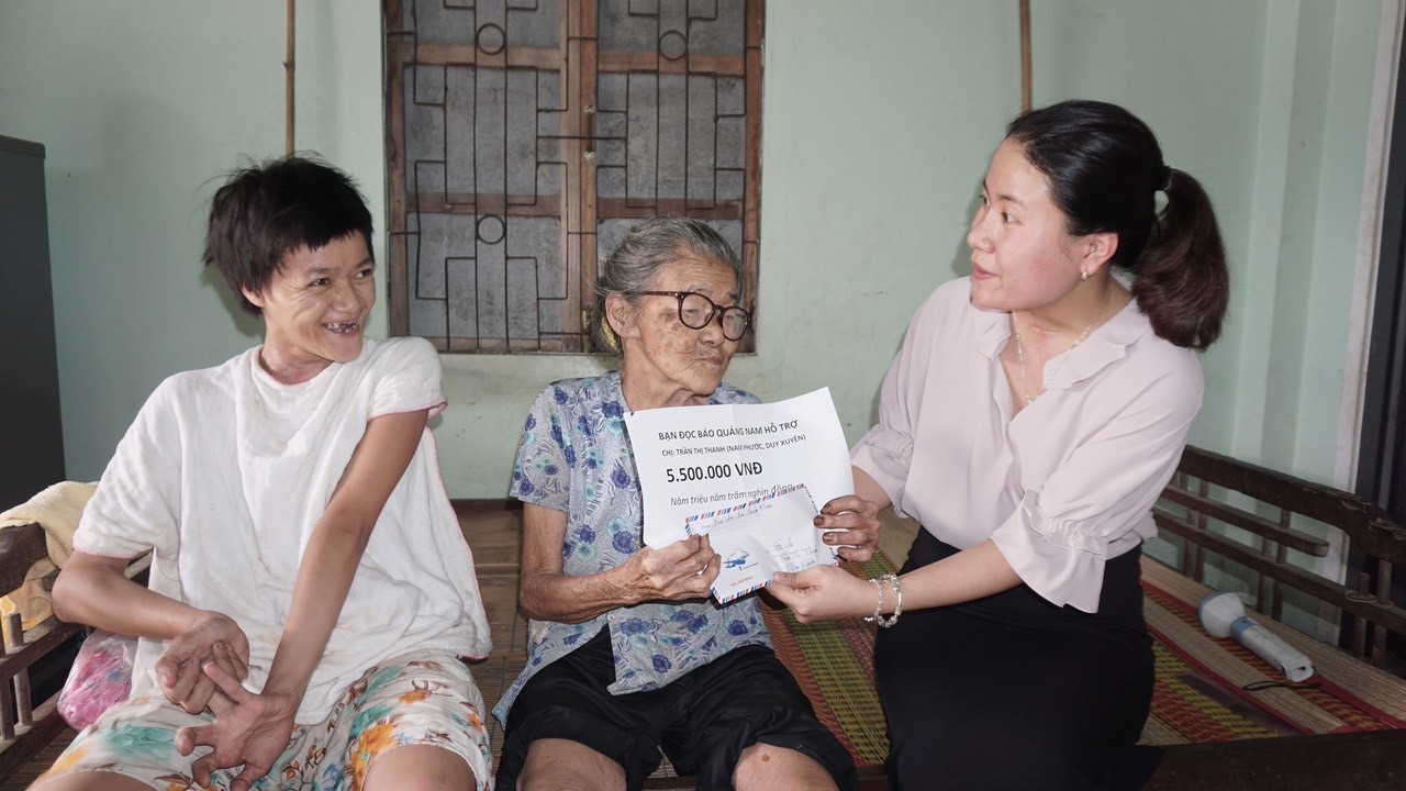 Trao tiền bạn đọc ủng hộ cho hoàn cảnh bà Trần Thị Thanh.