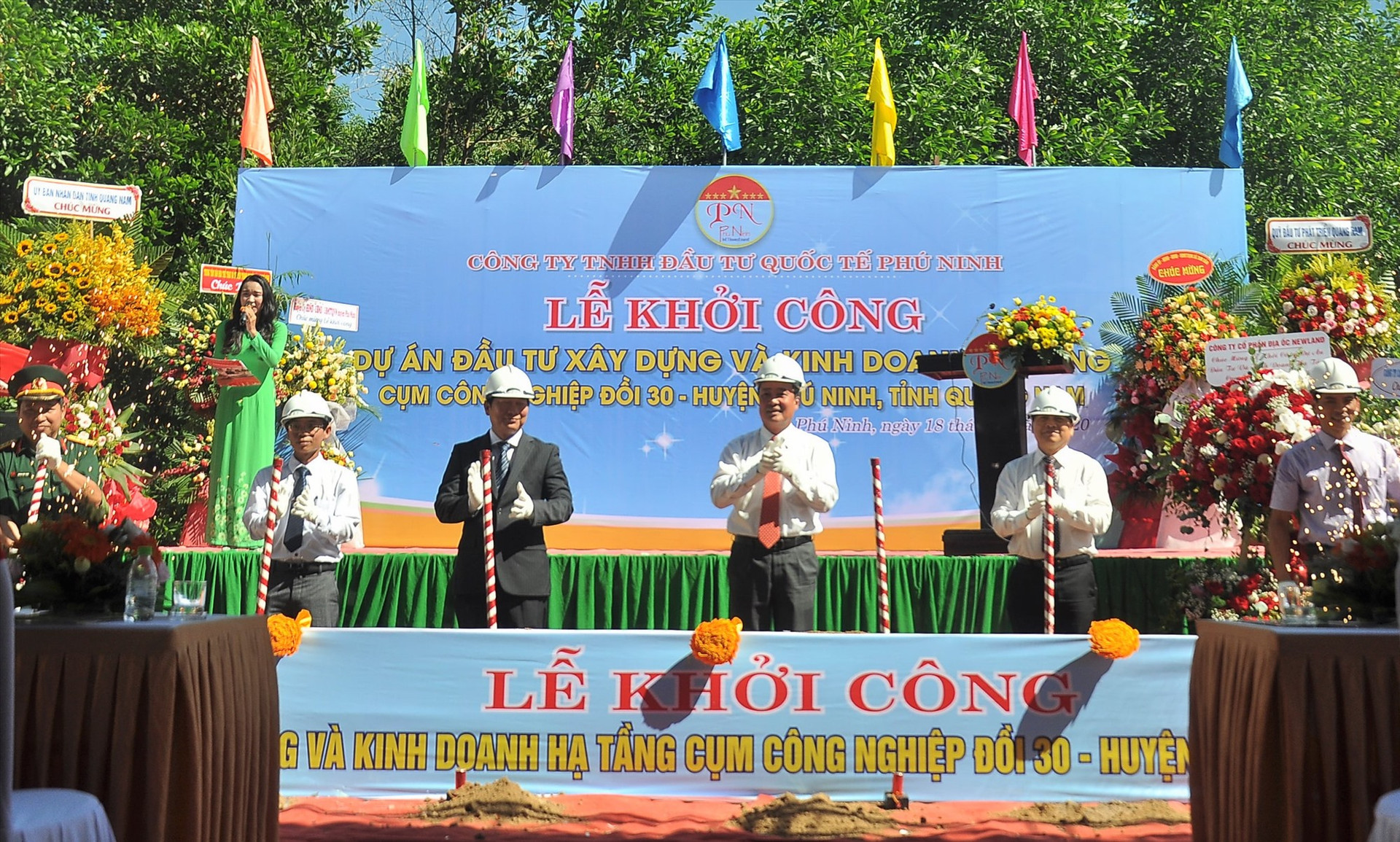 Lãnh đạo tỉnh, huyện Phú Ninh và đại diện công ty tiến hành thủ tịch khởi công dự án. Ảnh: VINH ANH