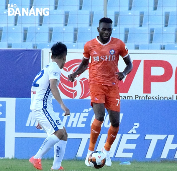 Tanda (áo cam) tiếp tục gây thất vọng khi bỏ lỡ những cơ hội hiếm hoi để có thể mang về chiến thắng cho SHB Đà Nẵng. Ảnh: ANH VŨ