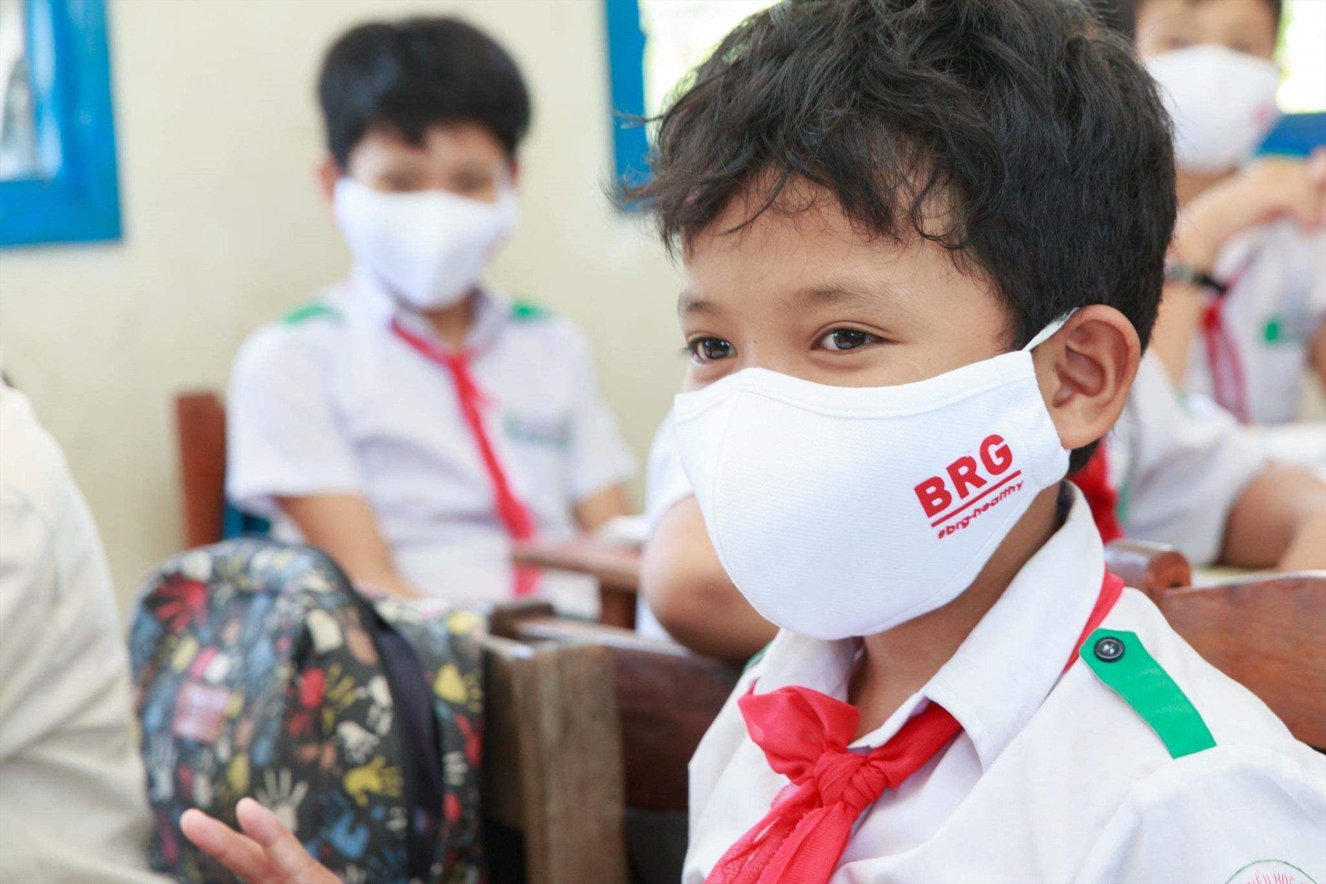 Học sinh đeo khẩu tra kháng khuẩn do Tập đoàn BRG tặng