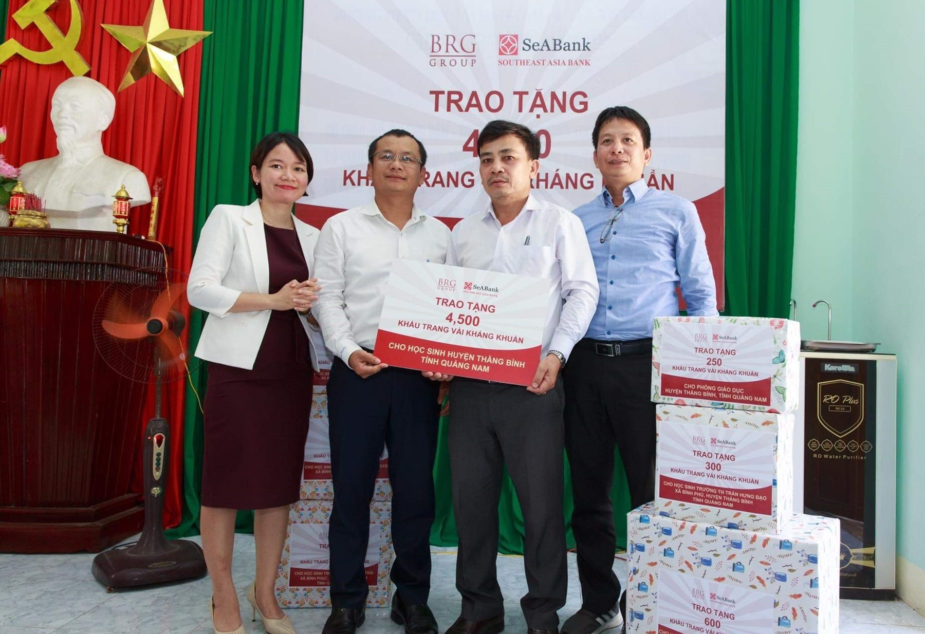 Trao tặng khẩu trang kháng khuẩn cho địa diện lãnh đạo Phòng GD-ĐT huyện Thăng Bình