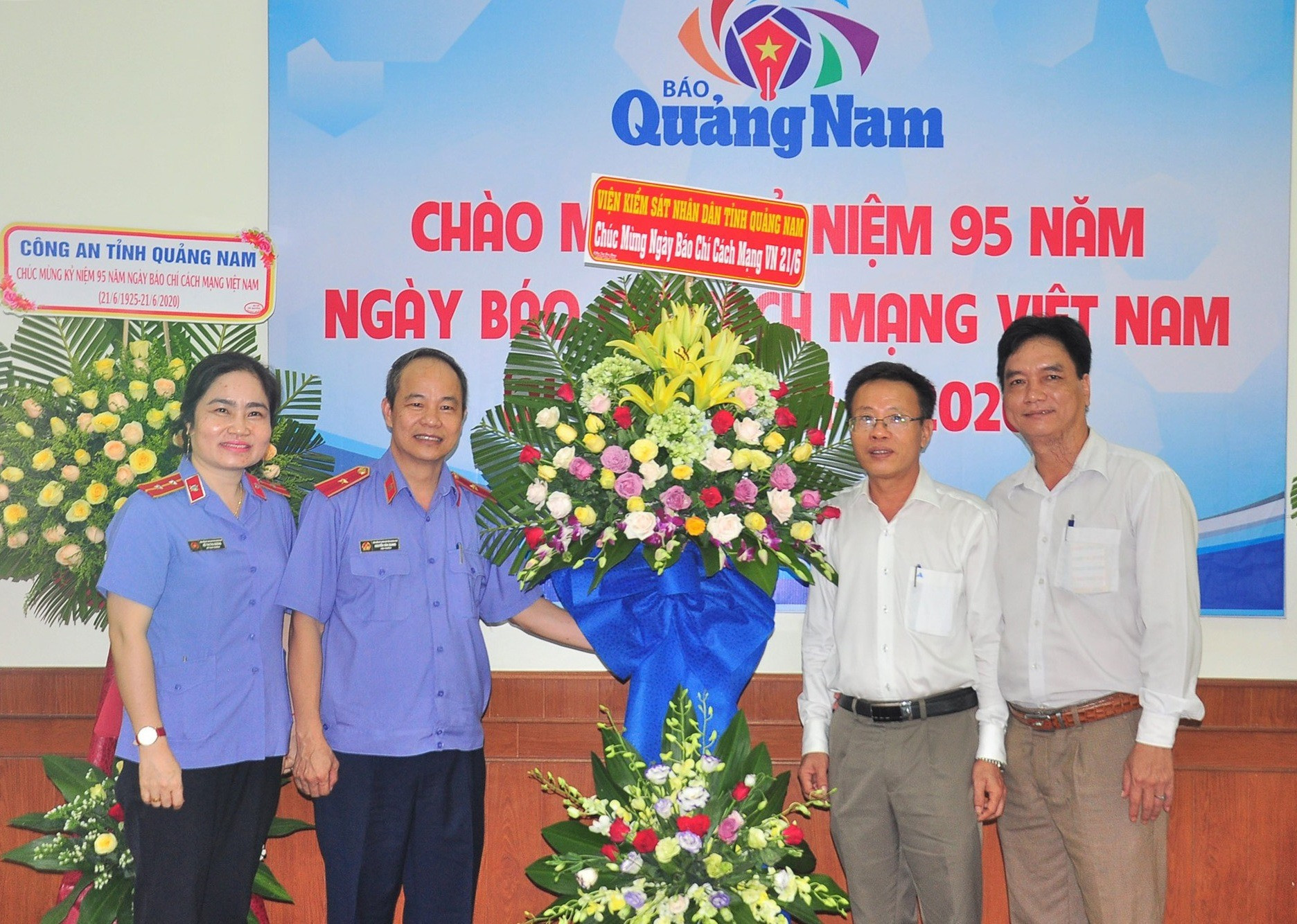 Viện Kiểm sát nhân dân tỉnh cùng nhiều cơ quan, đơn vị chúc mừng Báo Quảng Nam nhân 95 năm Ngày Báo chí cách mạng Việt Nam. Ảnh: VINH ANH