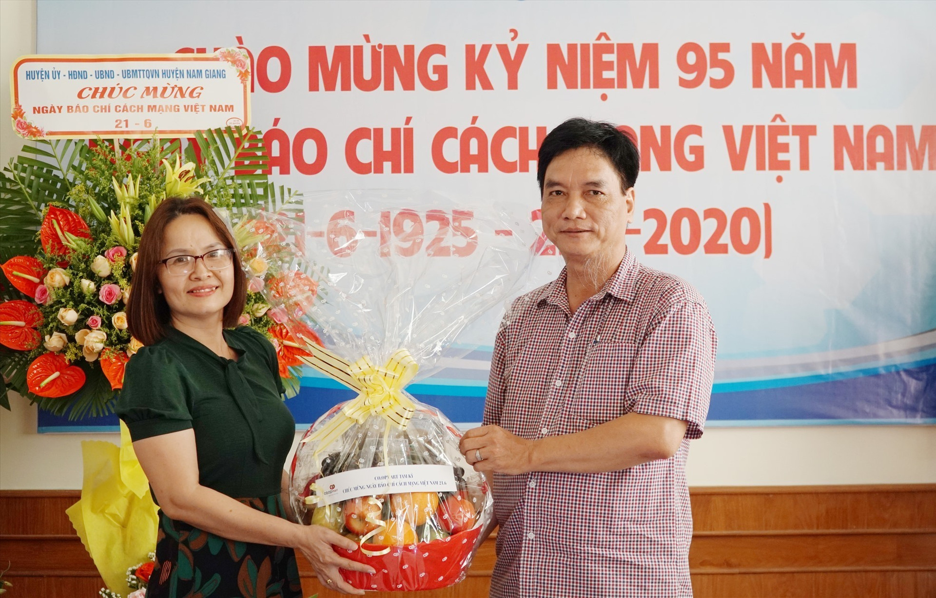 Đại diện Siêu thị Co.op Mart Tam Kỳ tặng quà cho Báo Quảng Nam. Ảnh: PHAN VINH
