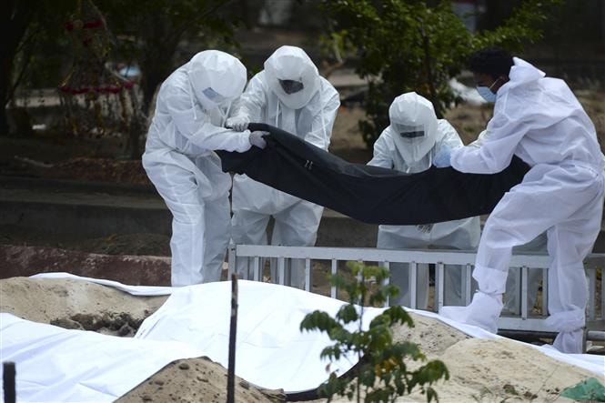 Chôn cất thi thể bệnh nhân mắc COVID-19 tại Chennai, Ấn Độ ngày 16/6/2020. Ảnh: AFP/TTXVN