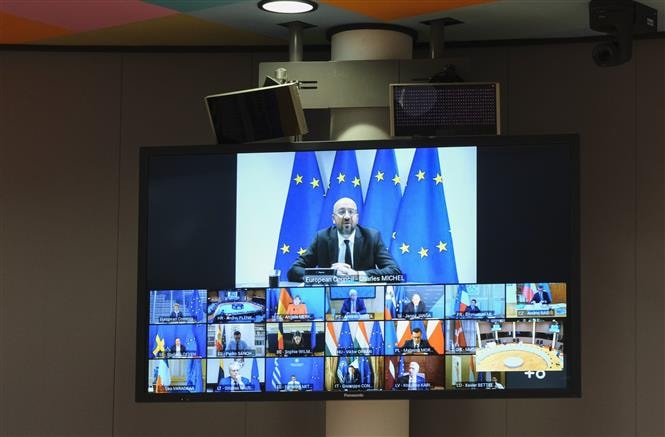Chủ tịch Hội đồng châu Âu Charles Michel (phía trên) và lãnh đạo các nước EU họp thượng đỉnh trực tuyến về kế hoạch phục hồi sau đại dịch COVID-19 ngày 19/6/2020. Ảnh: AFP/TTXVN