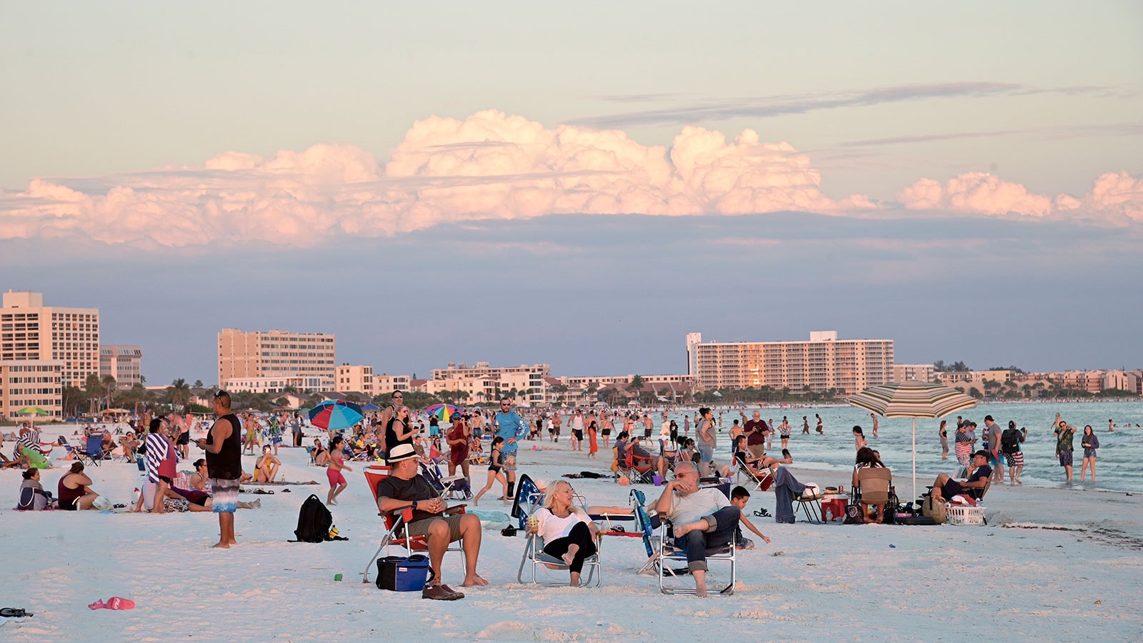 Du khách thư giãn trên bãi biển Siesta Key, tại Sarasota, bang Florida, Mỹ ngày 17/6. Ảnh: AP