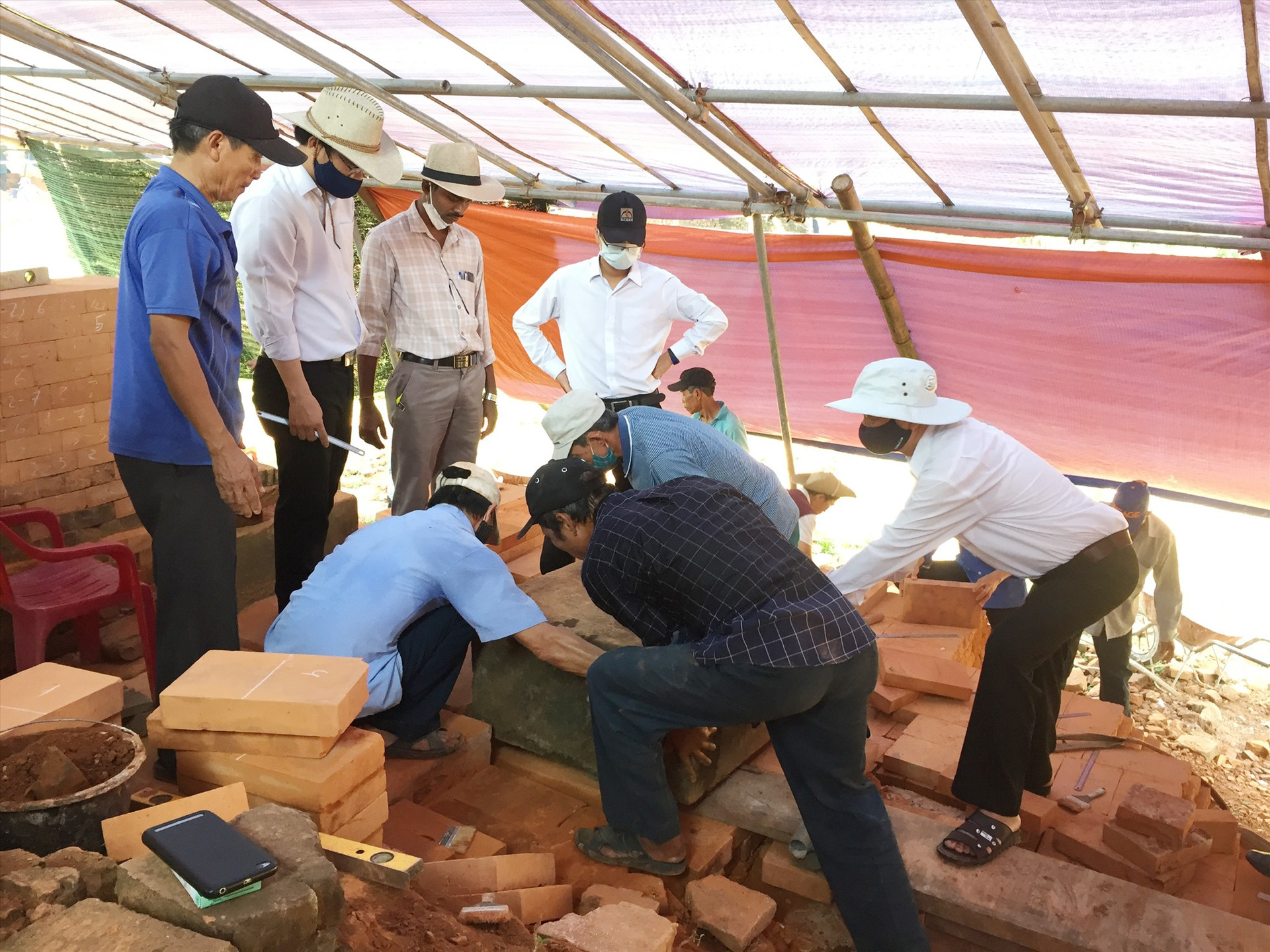 Các chuyên gia Ấn và Việt đang thực hiện khai quật tháp A10. Ảnh: A.V