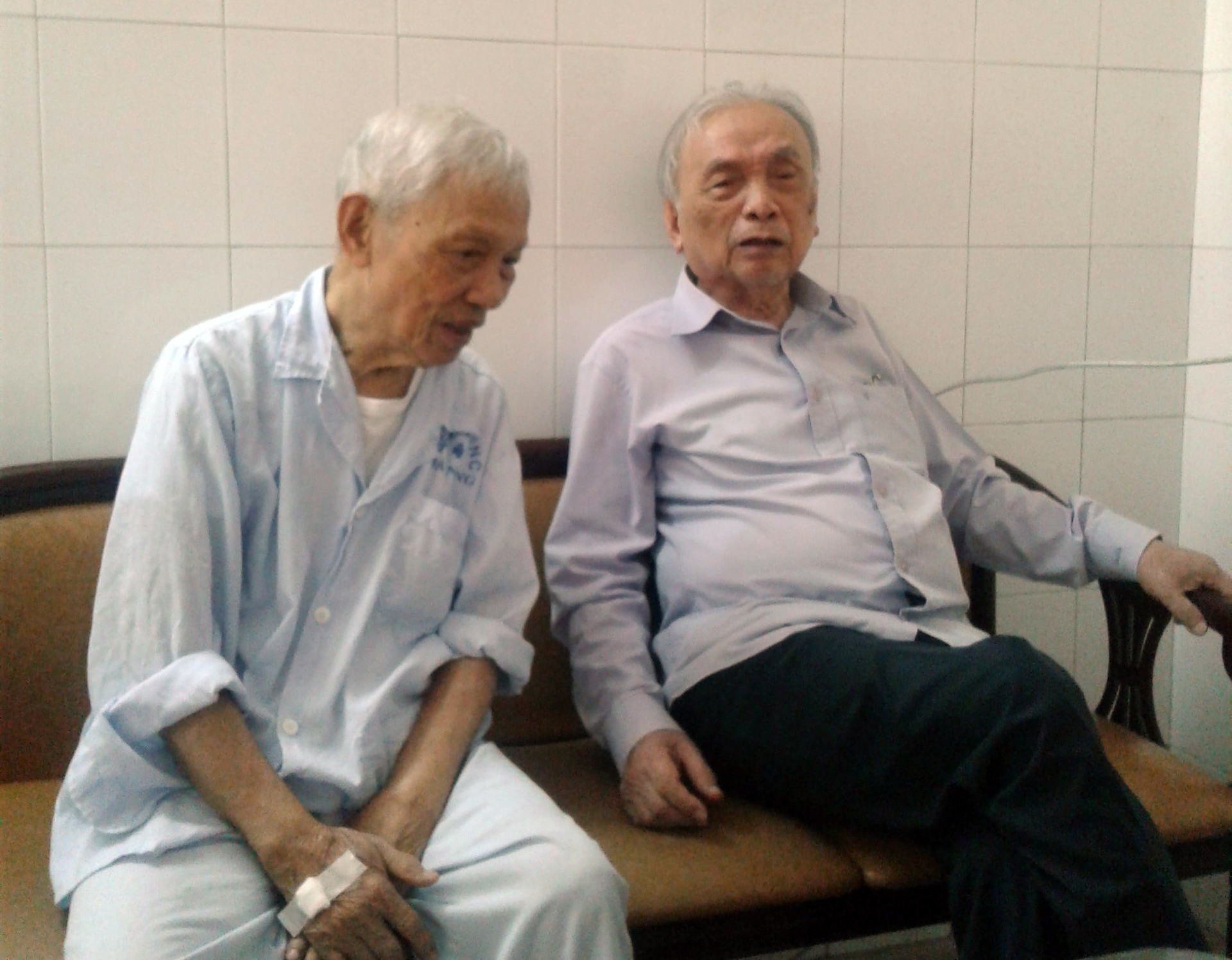 Anh Nguyễn Đình An (bên phải) thăm nguyên Bí thư Đặc khu ủy Quảng Đà - Trần Thận. Ảnh: HỒ DUY LỆ