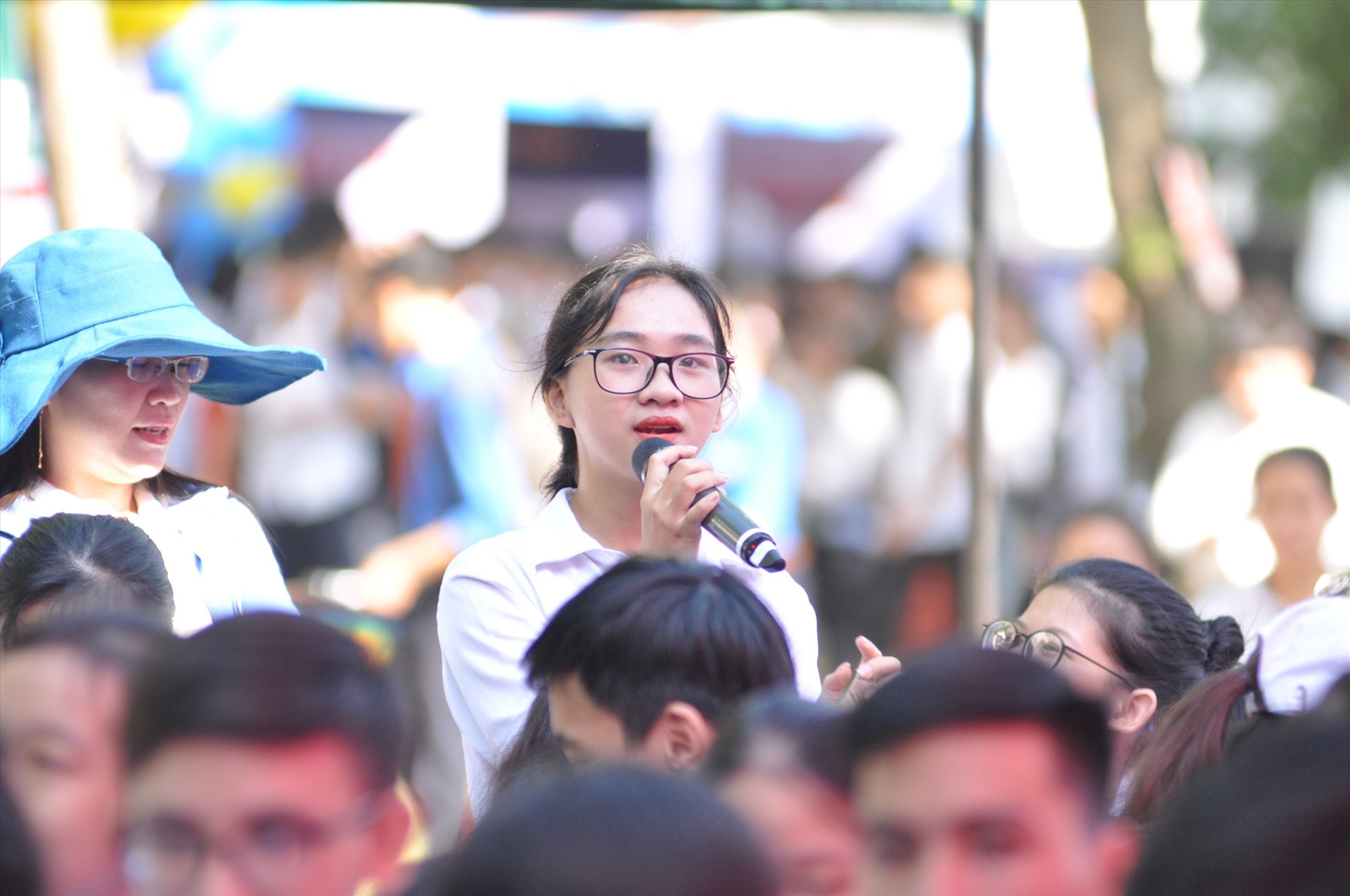 Một HS Trường THPT chuyên Nguyễn Bỉnh Khiêm đặt câu hỏi về tuyển sinh đại học. Ảnh: X.P