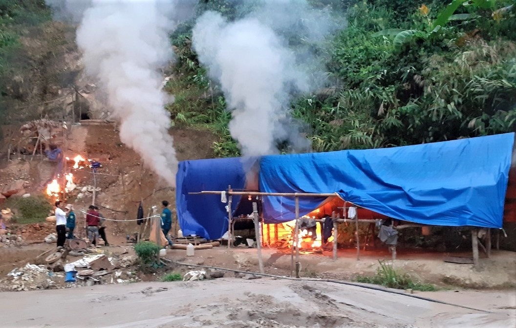 Lực lượng chức năng phá hủy lán trại tại điểm khai thác vàng trái phép thôn 3, xã Trà Mai. Ảnh: LÊ THẮNG