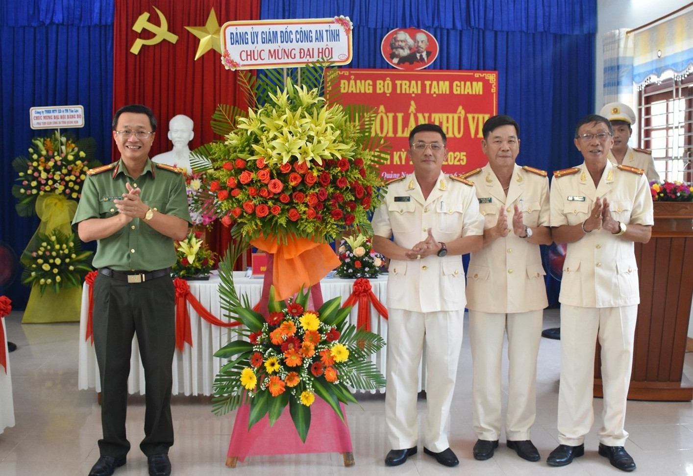 Thượng tá Nguyễn Thành Long - Phó Giám đốc Công an tỉnh tặng hoa chúc mừng đại hội. Ảnh: Q.H